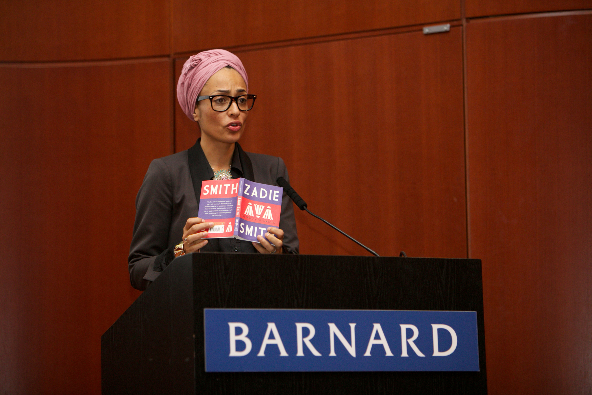 photo of the woman writer Zadie Smith standing at a podium