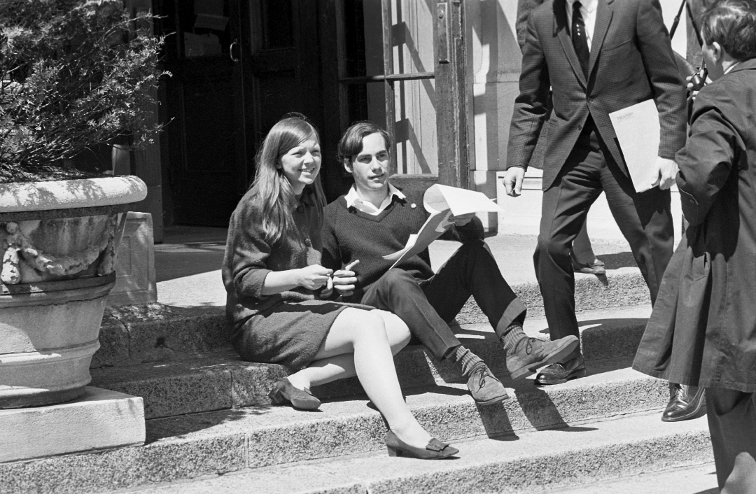 Barnard student Linda LeClair ’71 seated on outdoor steps with her boyfriend, Peter Behr